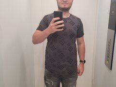 Tanar 27 ani, ofer momente de neuitat si discretie femeilor mature