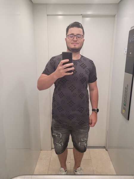 Tanar 27 ani, ofer momente de neuitat si discretie femeilor mature